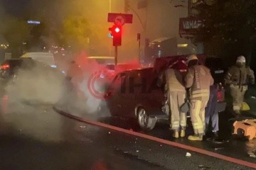 Gaziosmanpaşa’da otomobil yol ortasında alev alev yandı