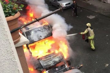 Gaziosmanpaşa’da park halindeki servis minibüsü alev alev yandı