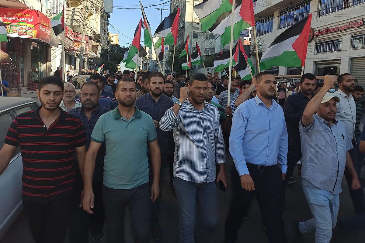 Gazze'de binlerce kişi Kudüs'teki 'bayrak yürüyüşünü' protesto etti