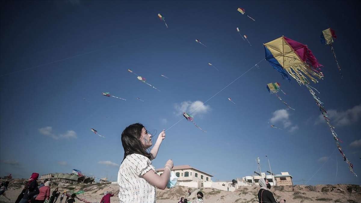 Gazze'de çocuklar uçurtma uçurarak İsrail saldırılarının psikolojik etkilerinden kurtulmaya çal