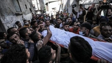 Gazze'de İsrail askerlerinin açtığı ateş sonucu ölen Filistinli son yolculuğuna uğurlandı