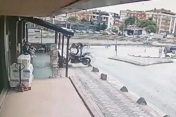 Gebze'de motosiklet alışveriş merkezine daldı