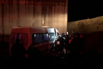 Gemlik’te fabrika işçilerini taşıyan minibüs köprü inşaatına uçtu: 5 yaralı