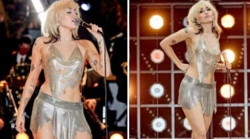 Genç şarkıcı Miley Cyrus, elbisesi düşünce sahnede çıplak kaldı