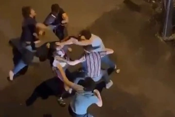 Gençlerin sopalı ve yumruk yumruğa kavgası kamerada