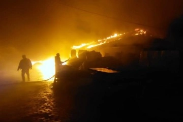 Geri d&ouml;n&uuml;ş&uuml;m deposunda &ccedil;ıkan yangın paniği