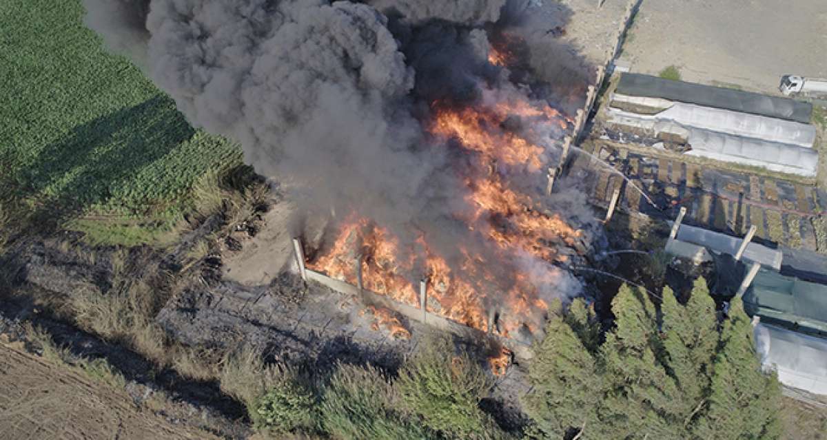 Geri dönüşüm fabrikasının deposunda çıkan yangın drone ile görüntülendi
