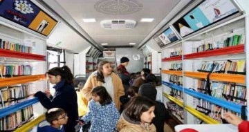 ‘Gezici Kütüphane Otobüsü’ depremzede misafirlere hizmetine devam ediyor