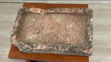 Giresun Adası'ndaki kazılarda 14. yüzyıla ait kitabe bulundu