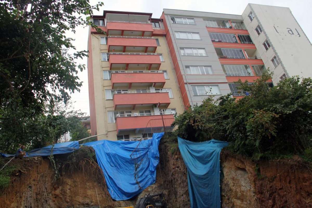Giresun'da 7 katlı bir bina çökme tehlikesine karşı boşaltıldı
