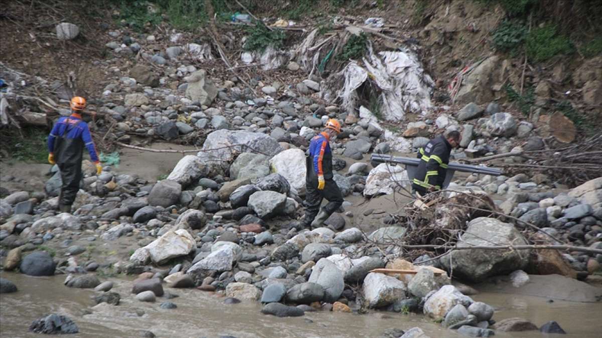 Giresun'da debisi yükselen derede suya kapılan iki işçiden biri hayatını kaybetti