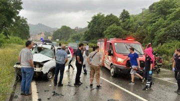 Giresun'da otomobil ile minibüsün çarpıştı 1 kişi öldü, 10 kişi yaralandı