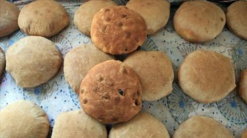Girit göçmenlerinin asırlık mayayla pişirdiği ekmek sofralara lezzet katıyor