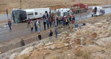 Göçmenleri taşıyan otobüs devrildi ilk belirlemelere göre 3 kişi öldü çok sayıda kişi yaralandı