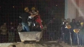 Göçük altında kalan işçilerden biri 12 saat sonra kurtarıldı