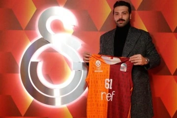 G&ouml;ksenin K&ouml;ksal, depremzedeler i&ccedil;in formasını bağışladı