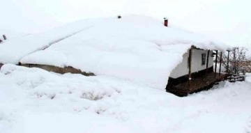 Göksun’da tek katlı evler karla kaplandı