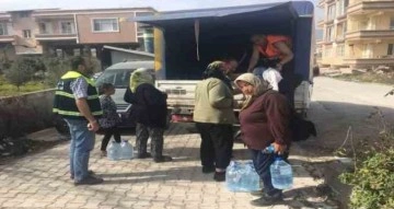 Gölcük Belediyesi Hatay’da içme suyu dağıtıyor