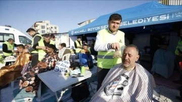 Gönüllü berber ve kuaförler çadır kentte depremzedeleri tıraş etti