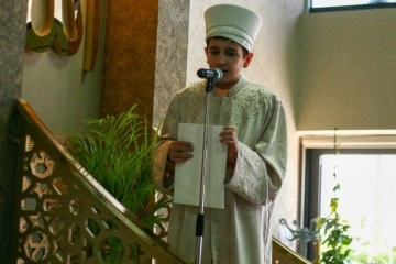 Görme engelli depremzede parmaklarıyla Kur'an-ı Kerim'i görerek hafız oldu