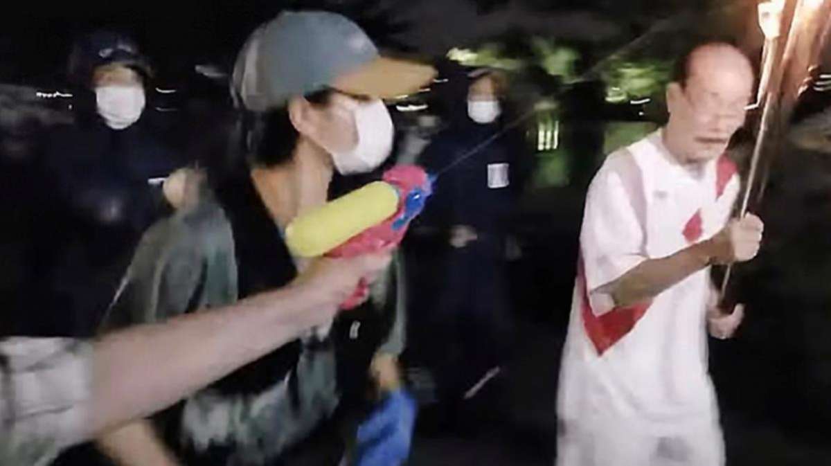 Görülmemiş protesto! Tarihi Olimpiyat meşalesine oyuncak su tabancasıyla saldırıldı