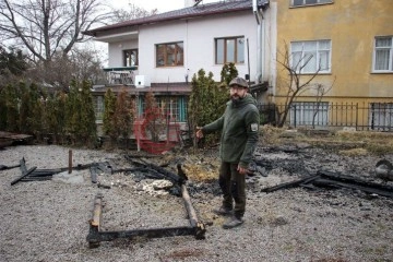 G&ouml;z&uuml; d&ouml;nen komşu k&ouml;pek kul&uuml;besini ateşe verdi