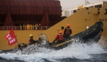 Greenpeace üyeleri Hollanda'da petrol rafinerisinin girişini kapattı