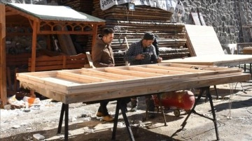 Gümüşhane'de gönüllüler depremzedeler için ahşap ev üretiyor