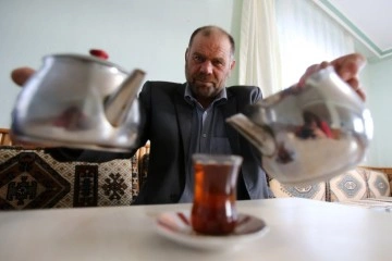 Gümüşhaneli 57 yaşındaki Ömer Faruk Soydaş bir oturuşta 100 bardak çay içiyor