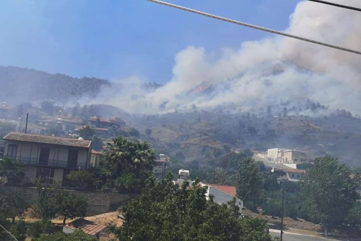 Güney Kıbrıs'ta yangın paniği