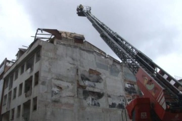 G&uuml;ng&ouml;ren'de 5 katlı binanın &ccedil;atısı &ccedil;&ouml;kt&uuml;: 1 yaralı