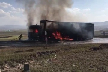 Gürcistan’a giden Azerbaycan plakalı tır seyir halindeyken yandı