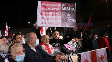 Gürcistan'da açlık grevini sürdüren tutuklu Saakaşvili hastaneye kaldırıldı