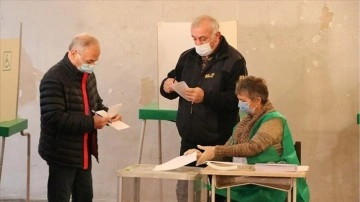 Gürcistan'da halk yerel seçim için sandık başında