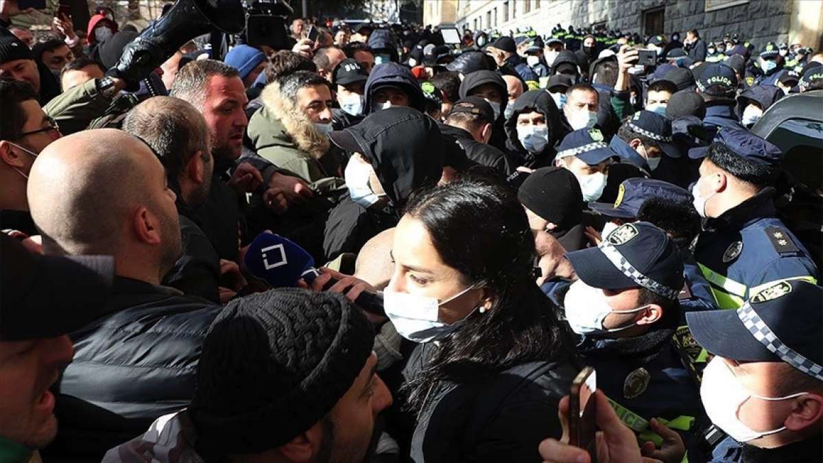 Gürcistan'da protestocular ile polis arasında arbede çıktı