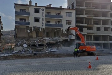 Gürün’de deprem sonrası hasar gören binaların yıkımına başlandı