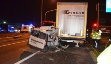Güvenlik Hafif ticari araç kırmızı ışıkta bekleyen TIR'a çarptı: 1 ölü, 1 yaralı