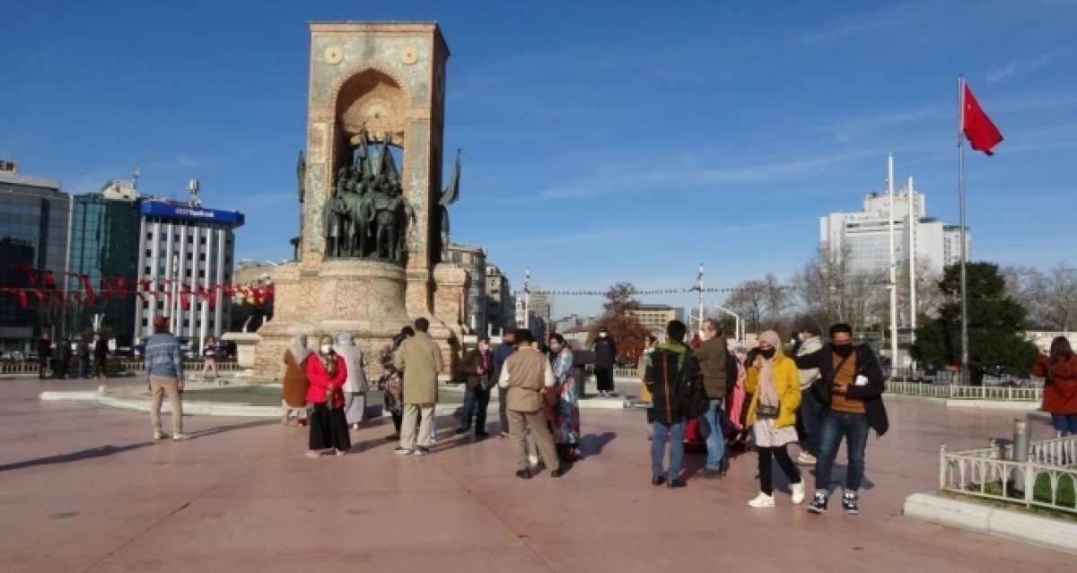 Güzel havayı fırsat bilen turistler Taksim Meydanı'na akın etti