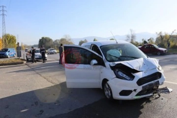 Hafif ticari araç ile otomobil kavşakta çarpıştı: 4 yaralı