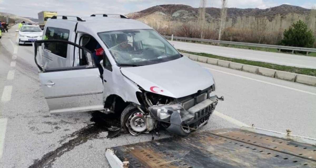 Hafif ticari araç kaldırıma çarptı: 2 yaralı