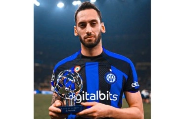 Hakan &Ccedil;alhanoğlu, &ouml;d&uuml;l&uuml;n&uuml; depremzedelere adadı