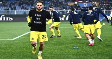 Hakan Çalhanoğlu, ’Türkiye için dua et’ yazılı tişörtle ısınmaya çıktı