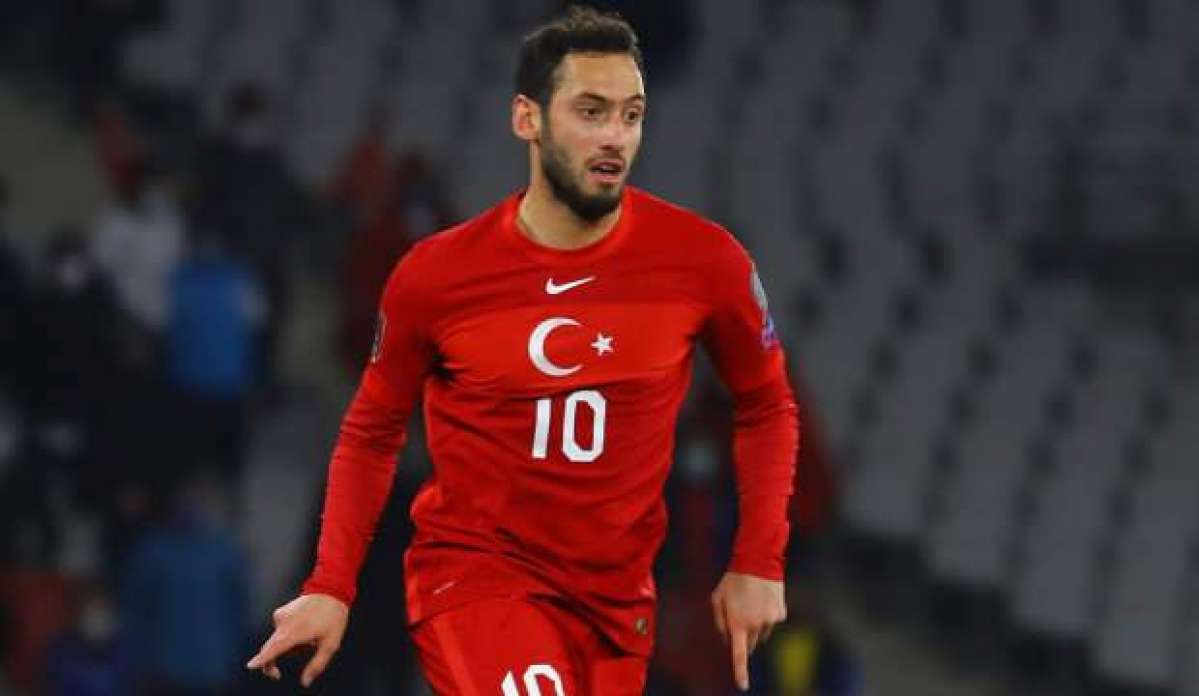 Hakan Çalhanoğlu'na transferde PSG kancası!