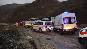 Hakkari'de 3 aracın karıştığı feci kaza: 3 kişi öldü, 7 yaralı!