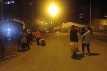 Hakkari'de 3 b&uuml;y&uuml;kl&uuml;ğ&uuml;nde deprem