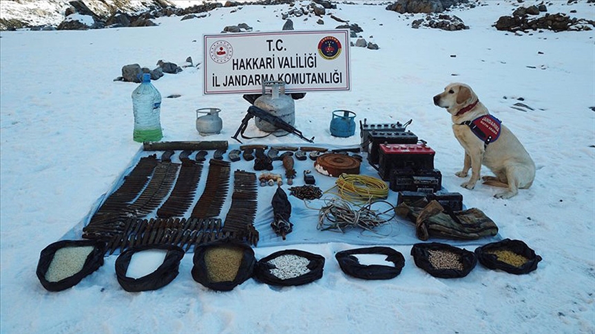 Hakkari'de PKK'lı teröristlere yönelik operasyonda silah ve mühimmat ele geçirildi