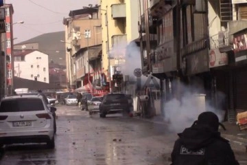Hakkari&rsquo;de polisle &ccedil;atışan eylemcilere dev operasyon: 15 g&ouml;zaltı