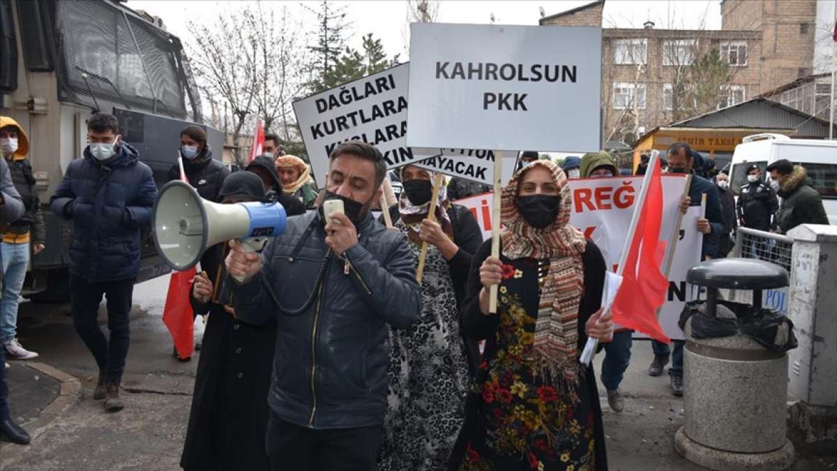 Hakkari'de terör mağduru aileler, HDP İl Başkanlığı önünde eylem yaptı