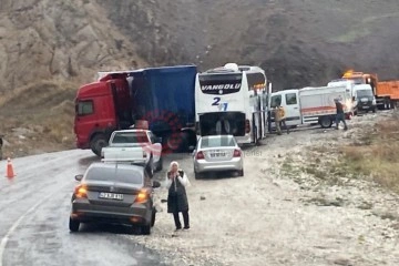 Hakkari'de trafik kazası: 3 &ouml;l&uuml;, 3 yaralı