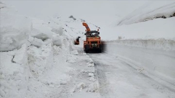 Hakkari'de üs bölgesi yolunda 4 metreyi bulan karla mücadele